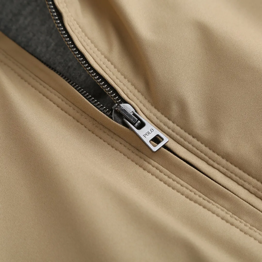 P560 Ralph Lauren 25FW Gorham cotton vest. The outer fabric is made of high-density nylon. The fabric is not only light and wear-resistant, but also effectively blocks wind and rain from the outside while keeping the inside dry. The inner fabric is soft nylon taffeta for a comfortable fit. The various parts of the vest (such as front and back panels, side panels, collar, etc.) are assembled together through precise splicing processes after being cut. When splicing, pay attention to aligning the seams to ensure that the whole piece is smooth and wrinkle-free. For the stitching at the splicing, hidden sewing technology is used to make the stitching less noticeable and improve the aesthetics. At the same time, for parts that are prone to wear and tear, such as collars and cuffs, reinforced splicing or hemming may be used to increase durability. Size:S-M-L-XL
